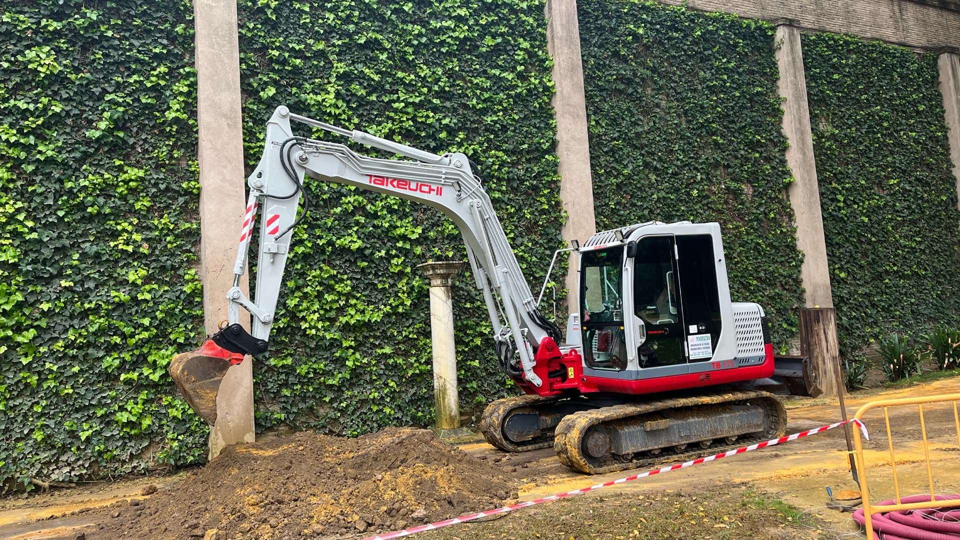 Zanja en jardín con excavadora Takeuchi
