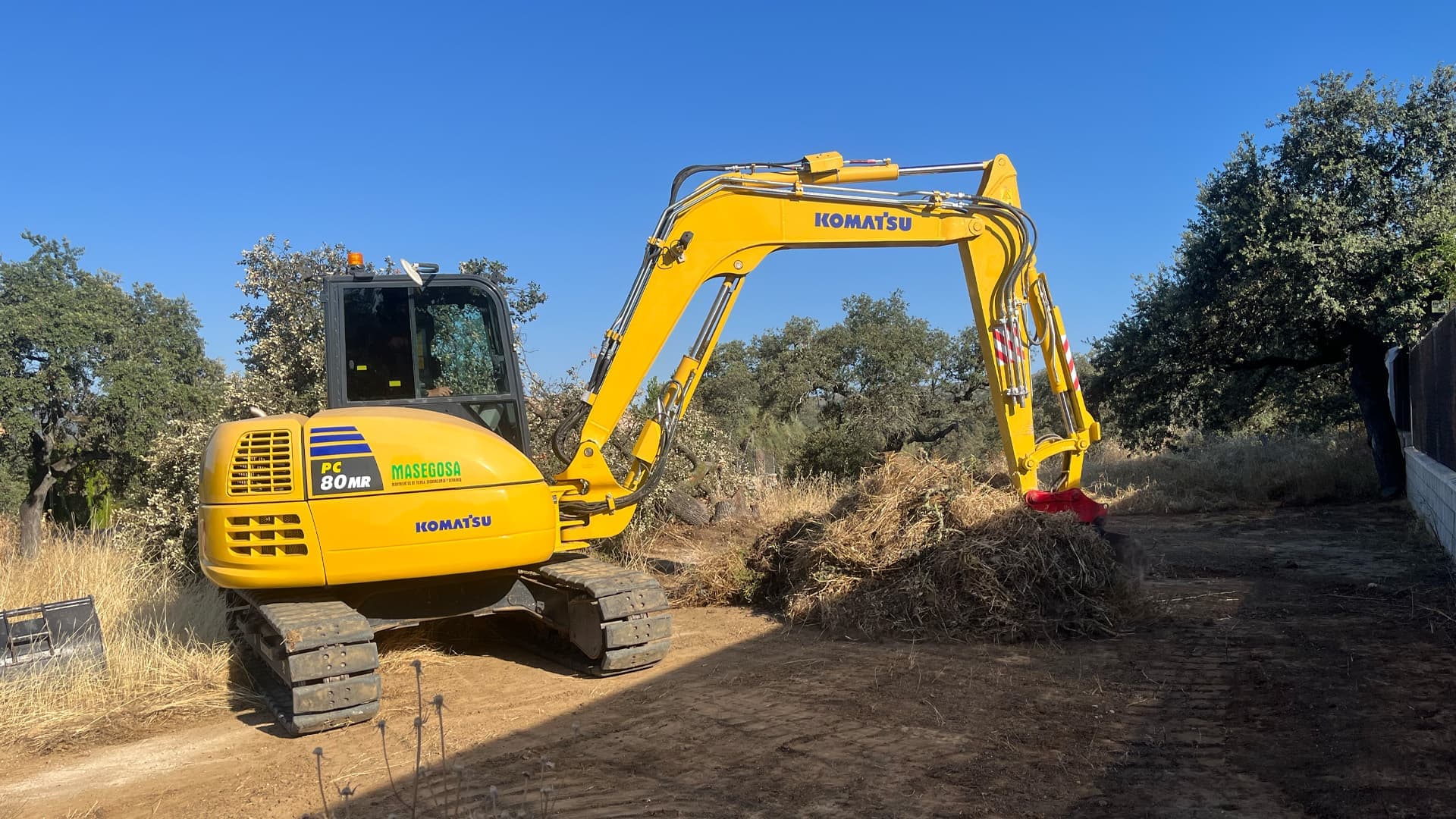 Retroexcavadora JCB y dúmper en obra